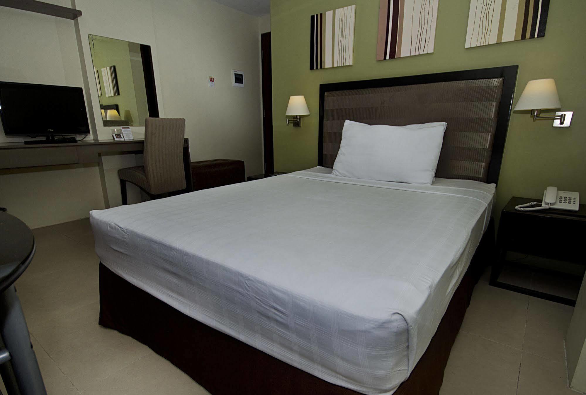 Mango Suites Tuguegarao City Buitenkant foto