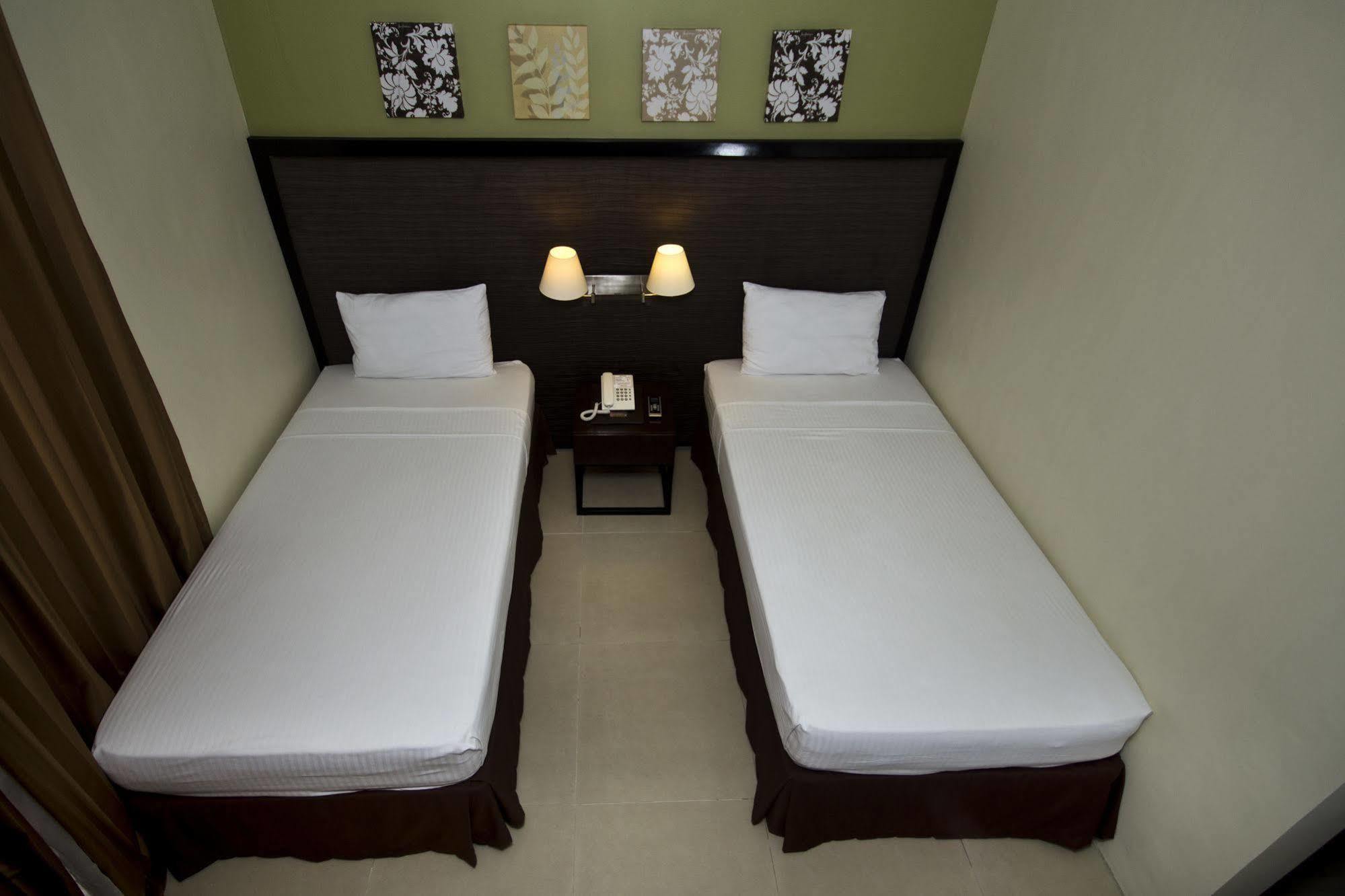 Mango Suites Tuguegarao City Buitenkant foto
